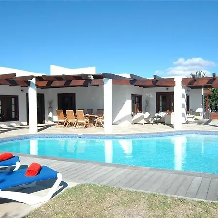 Casa Los Mojones Dos - 4 Bedroom - Great Pool Area - Perfect For Families - Jacuzzi Puerto del Carmen (Lanzarote)